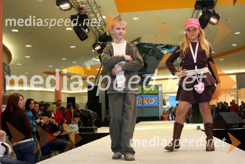 Mladi maneken in manekenkaModna revija Simply the best v Europarku