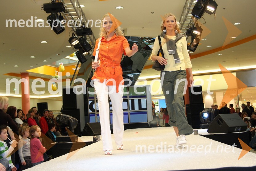 Tina Kšela in Mateja Finžgar, manekenkiModna revija Simply the best v Europarku