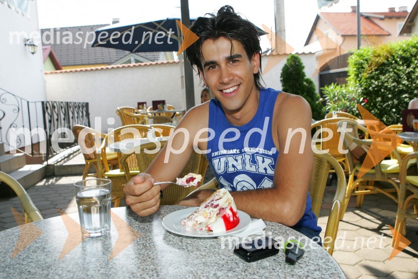 Domen Kumer ima najraje torto Amaretto z višnjami iz Pohorske kavarneDomen Kumer