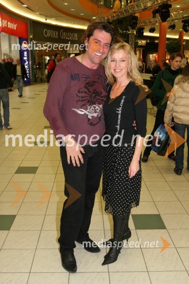 Samir Kobler, glasbenik in Darja Hlade, moderatorkaModna revija Simply the best v Europarku