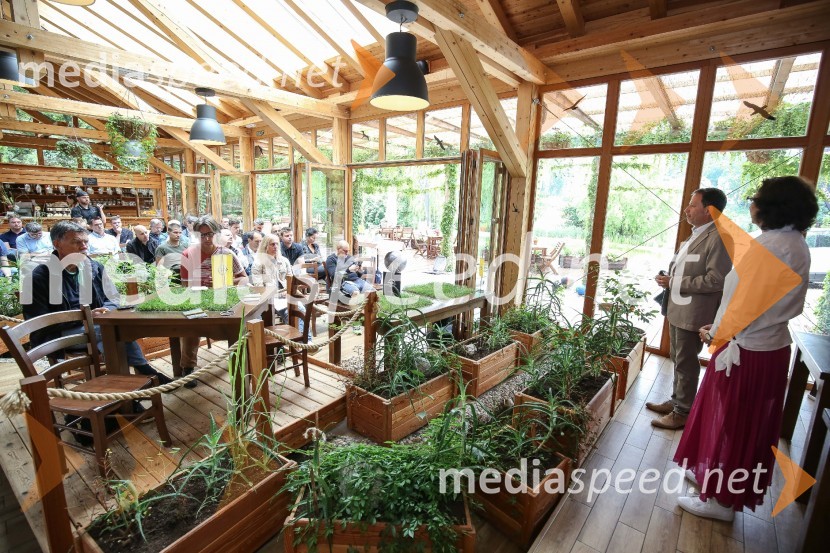  Borut Gazvoda, direktor, Opel Slovenija;  Milica Kopanja Šircelj, vodja odnosov z javnostmi, Opel SlovenijaOpel Crossland X, slovenska predstavitev