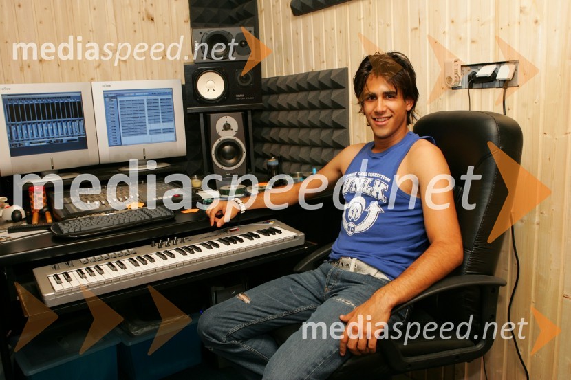 Domen Kumer v svojem studiu pod PohorjemDomen Kumer