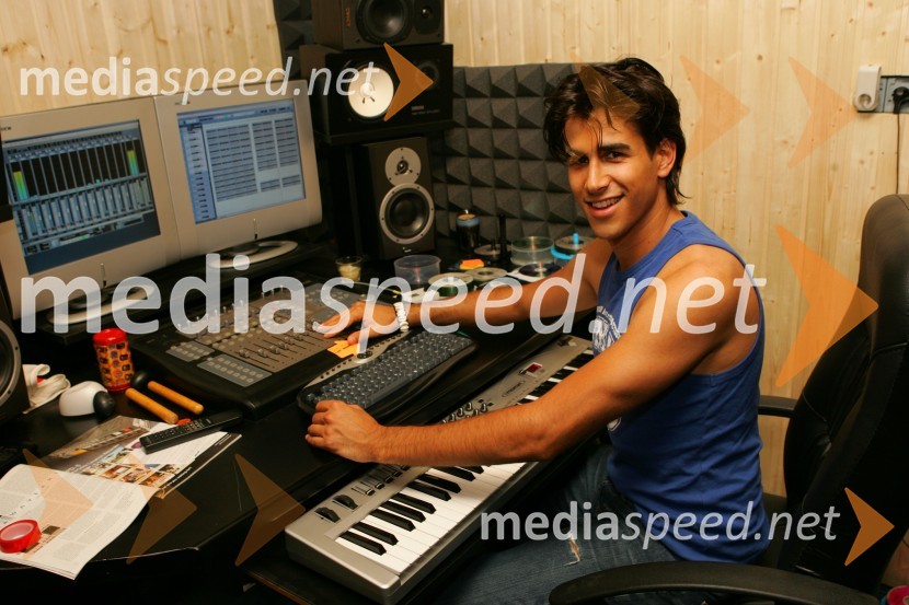 Domen Kumer v svojem studiu pod PohorjemDomen Kumer