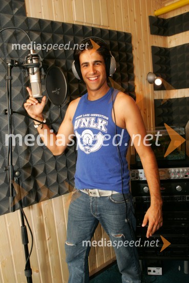 Domen Kumer v svojem studiu pod PohorjemDomen Kumer