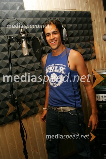 Domen Kumer v svojem studiu pod PohorjemDomen Kumer