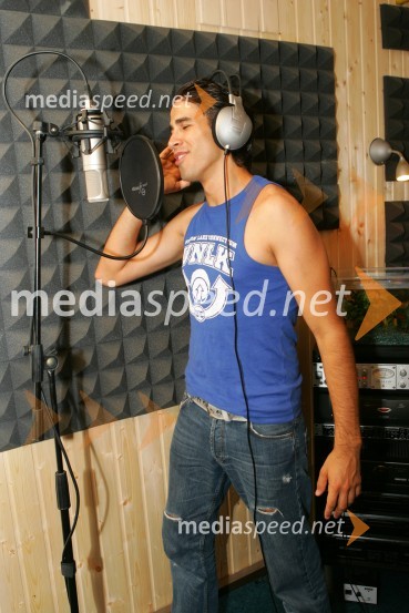 Domen Kumer v svojem studiu pod PohorjemDomen Kumer