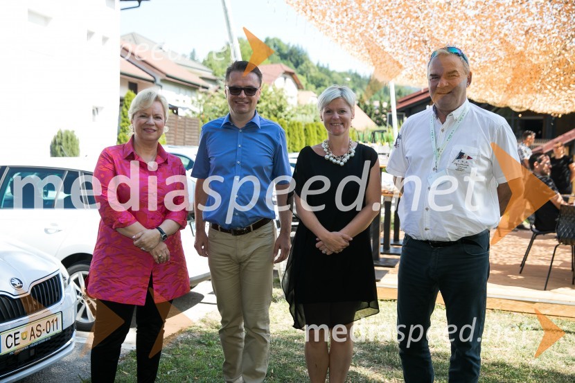  Sabrina Pečelin, vodja odnosov z javnostmi pri Porsche Slovenija d.o.o.;  ... ;  ... ;  ... Škoda Rapid, slovenska predstavitev