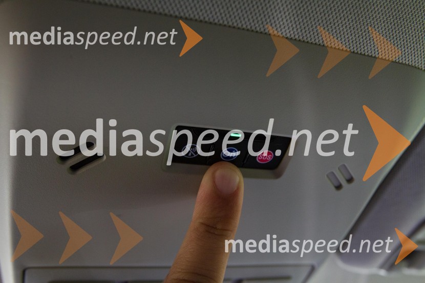 Opel Mokka X 1.4 Turbo Innovation, na stropu je tipka OnStarOpel Mokka X 1.4 Turbo Innovation, mediaspeed test