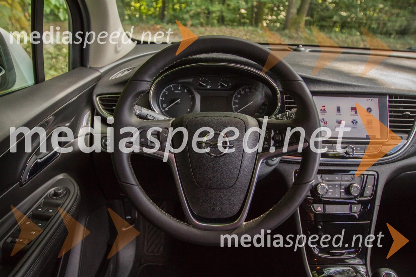 Opel Mokka X 1.4 Turbo Innovation, za volanom zlahka najdemo ugoden položajOpel Mokka X 1.4 Turbo Innovation, mediaspeed test