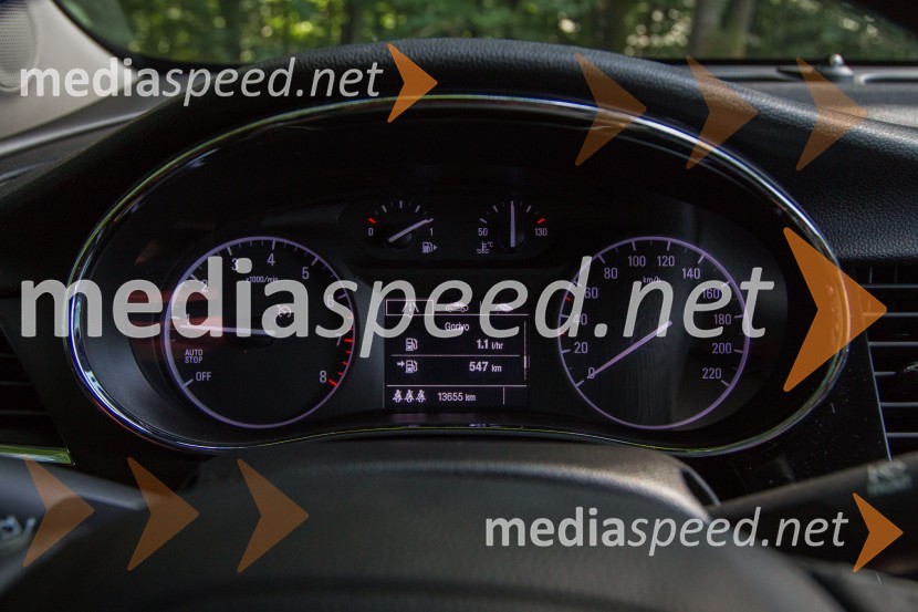 Opel Mokka X 1.4 Turbo Innovation, med merilnikoma se izpisujejo podatki potovalnega računalnikaOpel Mokka X 1.4 Turbo Innovation, mediaspeed test