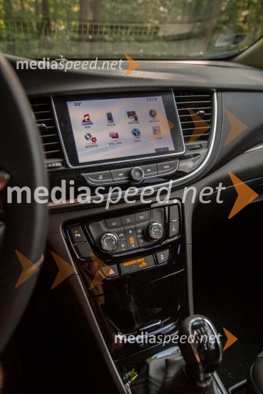 Opel Mokka X 1.4 Turbo Innovation, zaslon je viden in nebleščečOpel Mokka X 1.4 Turbo Innovation, mediaspeed test