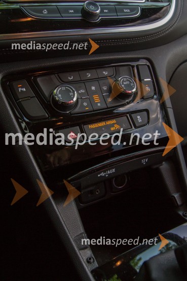 Opel Mokka X 1.4 Turbo Innovation, vtičnice za različne vmesnike&nbsp;Opel Mokka X 1.4 Turbo Innovation, mediaspeed test