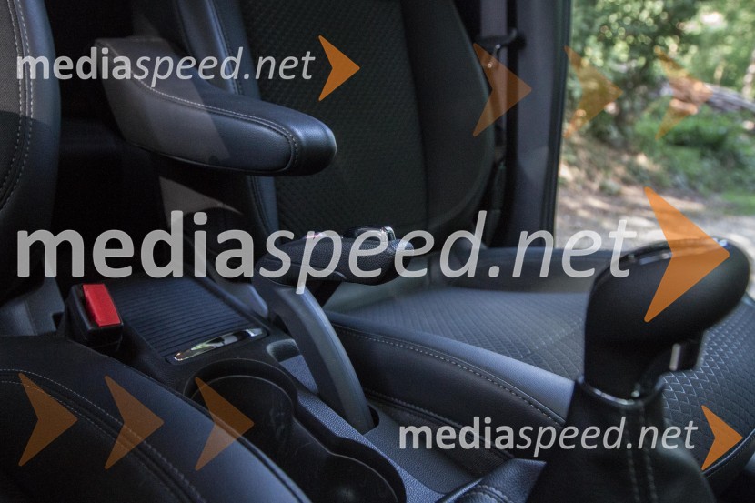 Opel Mokka X 1.4 Turbo Innovation, ročna zavora na na nenavadno oblikovanem vzvoduOpel Mokka X 1.4 Turbo Innovation, mediaspeed test