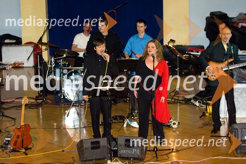 Skupina Odiseja s pevko Andrejo Sonc in pevcem Ninom KozlevčarjemTradicionalni Valčkov ples 2008 v Narodnem domu Celje