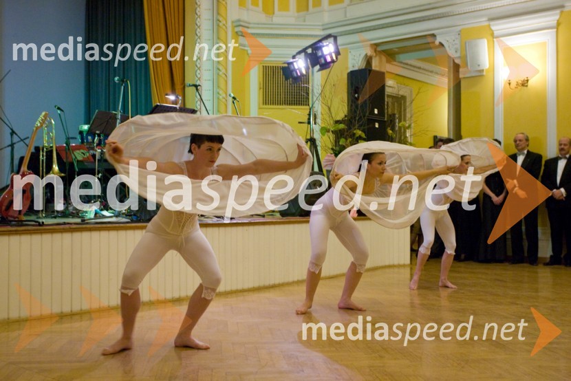 Plesalke Plesnega teatra IgenTradicionalni Valčkov ples 2008 v Narodnem domu Celje