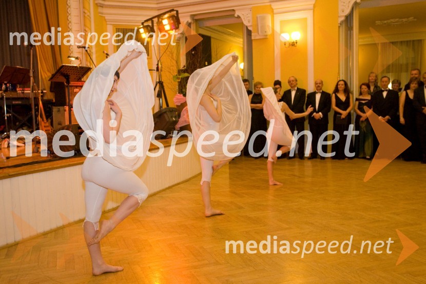 Plesalke Plesnega teatra IgenTradicionalni Valčkov ples 2008 v Narodnem domu Celje