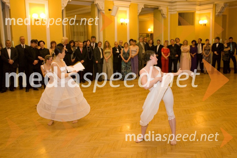 Plesalke Plesnega teatra IgenTradicionalni Valčkov ples 2008 v Narodnem domu Celje