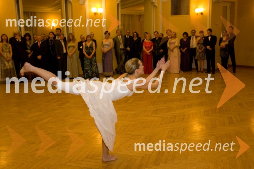 Plesalka Plesnega teatra IgenTradicionalni Valčkov ples 2008 v Narodnem domu Celje