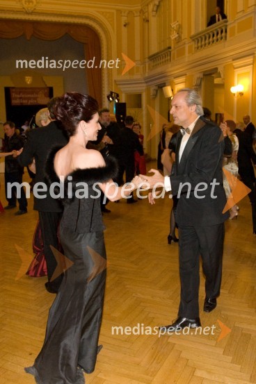 Barbara Pangeršič, mag. farm., vodja lekarne Vojnik z možem Mitjem Pangeršičem, arhitektomTradicionalni Valčkov ples 2008 v Narodnem domu Celje