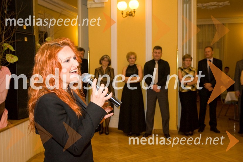 Nuša Derenda, pevkaTradicionalni Valčkov ples 2008 v Narodnem domu Celje