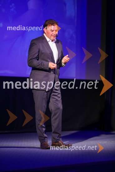   Robert Erjavec, VoditeljReka ljubezni, predpremiera slovenske serije