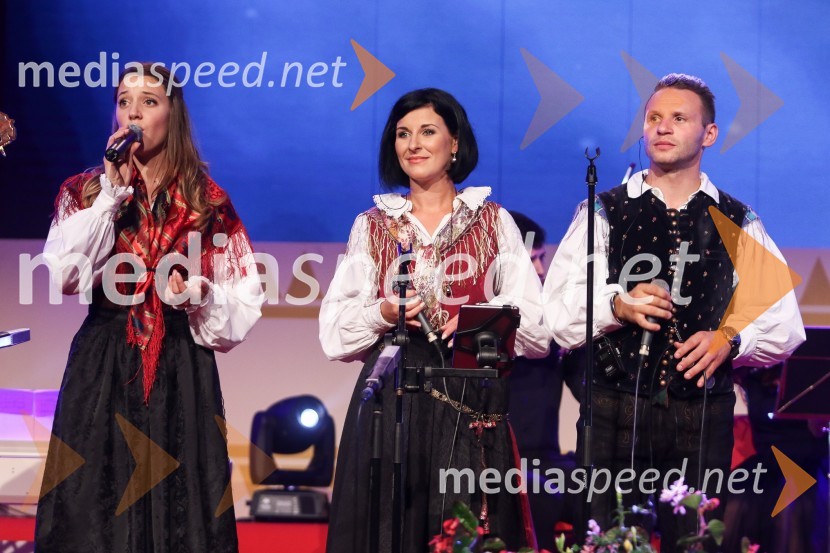  Monika Avsenik, pevka;  Maja Berce Podrekar, Ansambel Saša Avsenika;  Dejan Zupan, pevec, Ansambel Saša AvsenikaFestival Avsenik 2017, sobota