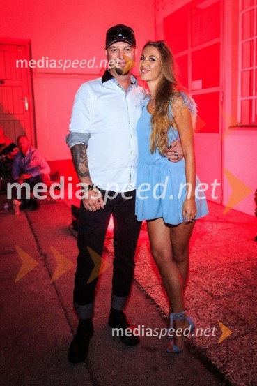  Tomi Meglič, glasbenik, pevec skupine Siddharta;  Tara Zupančič, voditeljicaPOP Promenada 2017