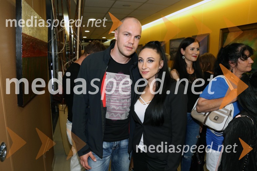  Gregor Lovišček, nekdanji državni prvak v boksu;  Patricija Lucija Lovišček, lastnica licence Miss borilnih veščin, vizažistkaOtvoritev likovne razstave z naslovom Mir