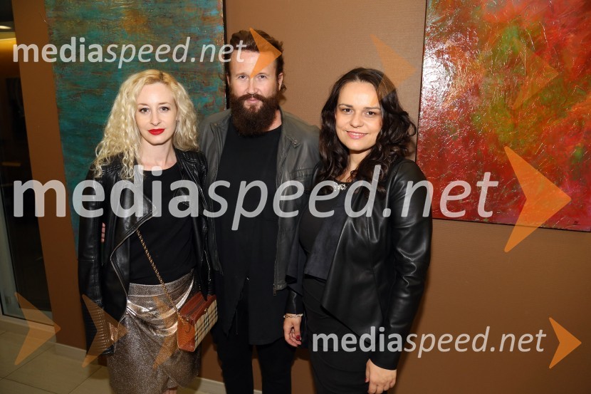  Mojca Krajnc, ilustratorka;  Marko Matjaž, frizer;  Maja Fabijan, slikarkaOtvoritev likovne razstave z naslovom Mir