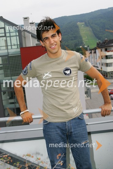 Domen Kumer na terasi svojega doma s pogledom na mariborsko PohorjeDomen Kumer