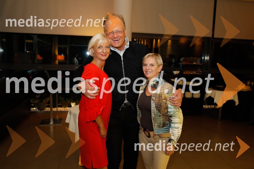  Sonja Poljanšek Škrabec, lastnica Welness centra Sunny;  Janez  Škrabec, direktor Riko d.o.o., predsednik Slovensko-ruskega poslovnega sveta, častni konzul Belorusije;  ... Sunny Studio Party