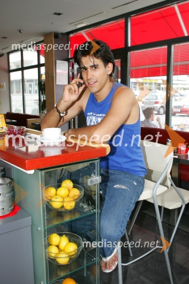 Domen Kumer na jutranji kavi v svojem najljubšem lokalu, Cafe FinoDomen Kumer