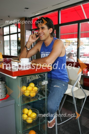 Domen Kumer na jutranji kavi v svojem najljubšem lokalu, Cafe FinoDomen Kumer