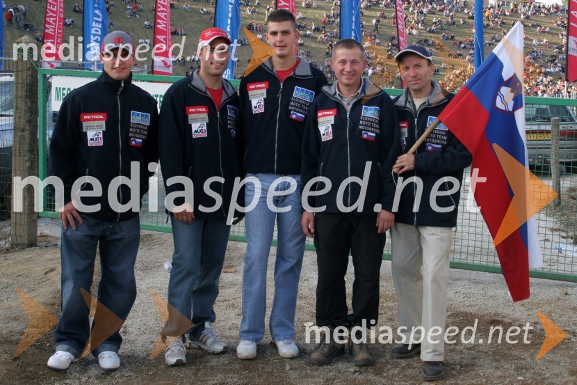 Slovenska ekipa: Roman Jelen, Jaka Može, Miha Špindler, selektor Slavko Rus in delegat Jože VaupotičMOTOKROS, Pokal narodov 2005 - kvalifikacije, Ernee, Francija