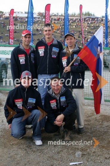 Slovenska ekipa, spredaj: Roman Jelen in selektor Slavko Rus, v ozadju: Jaka Može, Miha Špindler in delegat Jože VaupotičMOTOKROS, Pokal narodov 2005 - kvalifikacije, Ernee, Francija