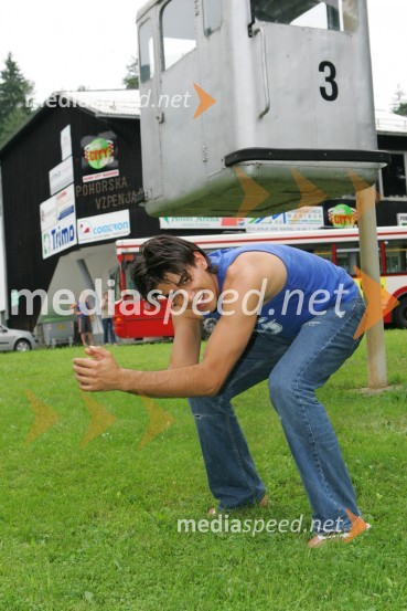 Domen Kumer pri gondoli pred spodnjo postajo Pohorske vzpenjače, kjer se spominja svojih smučarskih dniDomen Kumer