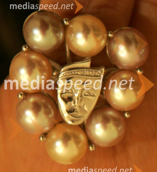 Borštnikov prstan, ki ga je ob 40. Borštnikovem srečanju prejela Miranda Caharija40. Borštnikovo srečanje, podelitev Borštnikovega prstana