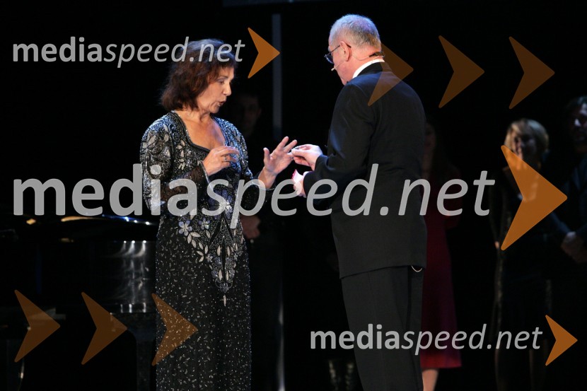 Dobitnica Borštnikovega prstana 2005 Miranda Caharija, igralka slovenskega stalnega gledališča v Trstu in Bine Matoh, lanskoletni dobitnik40. Borštnikovo srečanje, podelitev Borštnikovega prstana