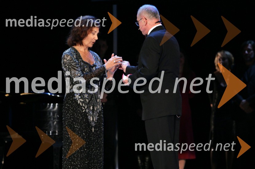 Dobitnica Borštnikovega prstana 2005 Miranda Caharija, igralka slovenskega stalnega gledališča v Trstu in Bine Matoh, lanskoletni dobitnik40. Borštnikovo srečanje, podelitev Borštnikovega prstana