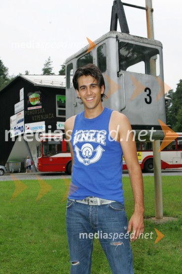 Domen Kumer pri gondoli pred spodnjo postajo Pohorske vzpenjače, kjer se spominja svojih smučarskih dniDomen Kumer