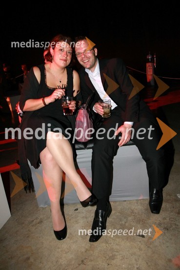 Bojan Traven, urednik oddaje Svet na Kanalu A in spremljevalka Ana IvandičViktorji 2007, rdeča preproga, zakulisje, after party