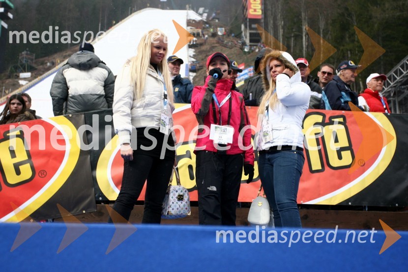 Napovedovalka prireditve,  Mateja Vuk (Tejči) in Špela Grošelj, skupina Atomik HarmonikFinale Svetovnega pokala v smučarskih skokih v Planici, NEDELJA