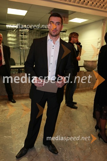 Marko Potrč, voditelja oddaje Svet na Kanalu AViktorji 2007, obleke znanih Slovencev