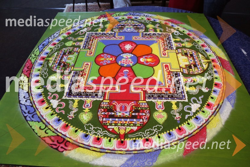 Mandala za MariborIzdelovanje peščene mandale