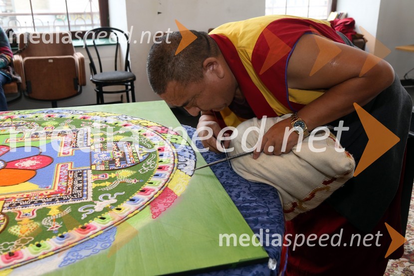 Izdelovanje peščene mandale