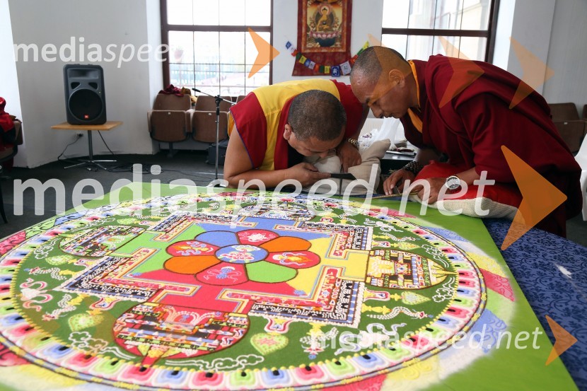  ... ;  Geshe Lobsang Soepa, tibetanski menihIzdelovanje peščene mandale