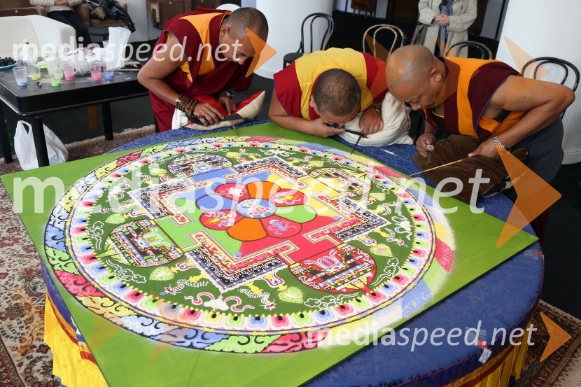  Geshe Lobsang Soepa, tibetanski menih;  ... ;  Thupten Lama, tibetanski menihIzdelovanje peščene mandale