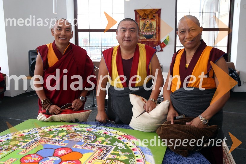  Geshe Lobsang Soepa, tibetanski menih;  ... ;  Thupten Lama, tibetanski menihIzdelovanje peščene mandale