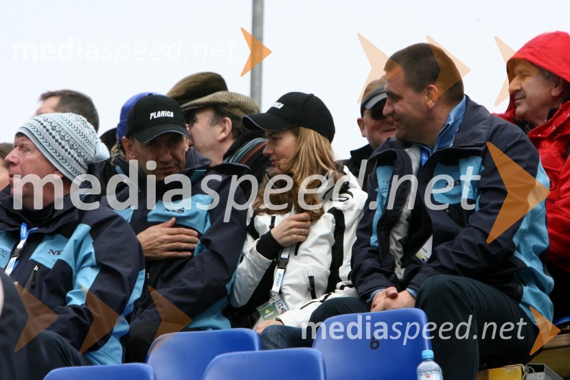 Janez Janša, predsednik Vlade Republike Slovenije s spremljevalko Urško Bačovnik, zdravnico in Jure Žerjav, župan občine Kranjska GoraFinale Svetovnega pokala v smučarskih skokih v Planici, NEDELJA