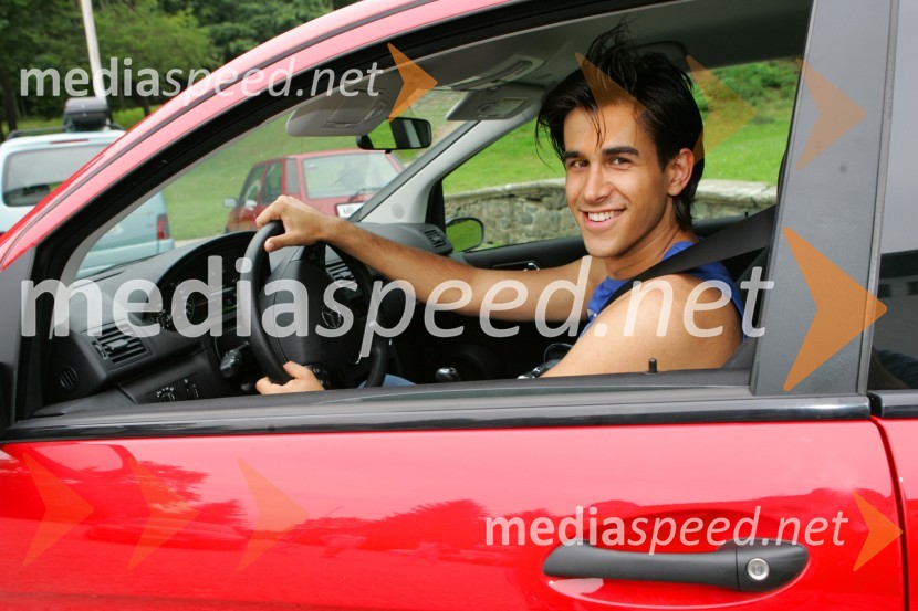 Domen Kumer po cestah šviga s svojim sponzorskim avtomobilomDomen Kumer